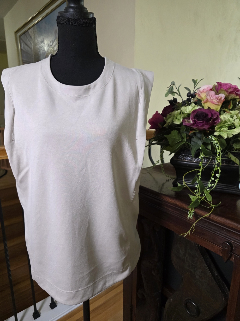 Athleta Women's Sleeveless Crewneck Tank in Light Cream Size M